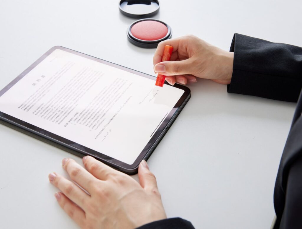 5. Kiểm tra kỹ hợp đồng mua bán và hồ sơ pháp lý