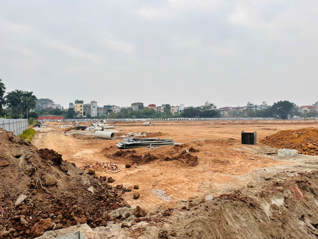Hình ảnh góc nhìn rộng từ khu đất cho thấy quy mô dự án lớn, mặt bằng bằng phẳng, sẵn sàng cho các bước thi công tiếp theo như làm đường nội khu và phân lô.