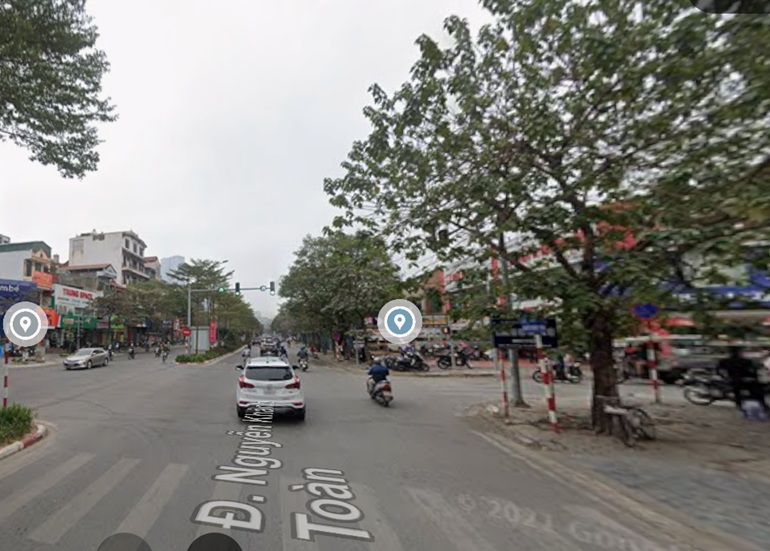 Di chuyển bằng ô tô hoặc xe máy